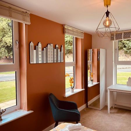 Cheerful 2-Bed Townhouse In Wakefield With Parkingヴィラ エクステリア 写真