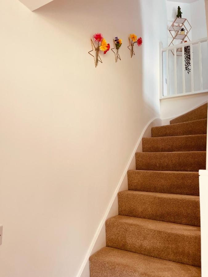 Cheerful 2-Bed Townhouse In Wakefield With Parkingヴィラ エクステリア 写真