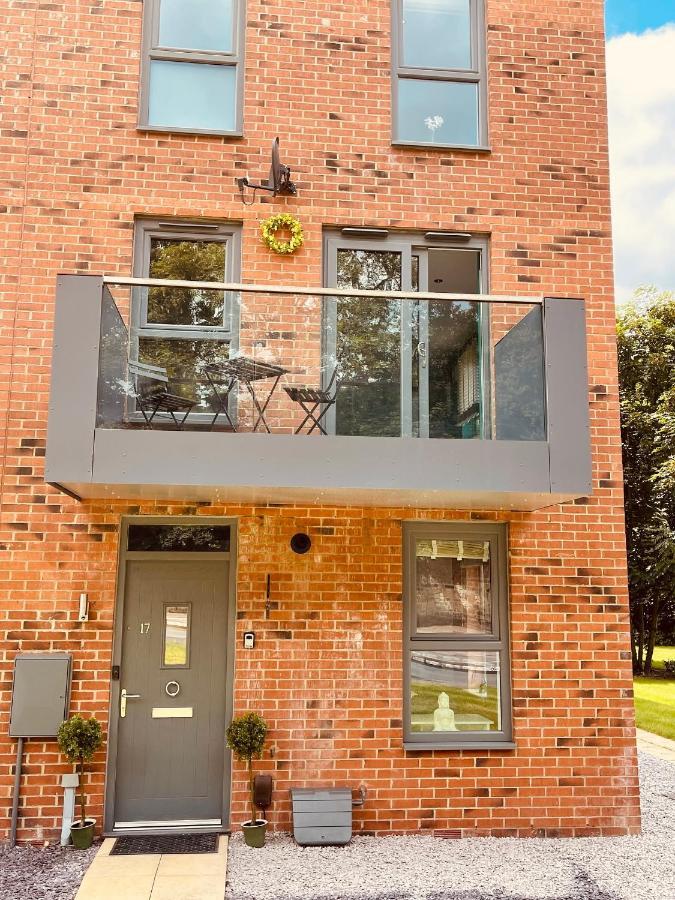 Cheerful 2-Bed Townhouse In Wakefield With Parkingヴィラ エクステリア 写真