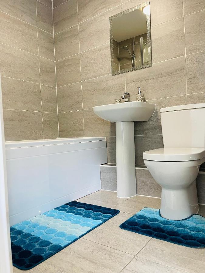Cheerful 2-Bed Townhouse In Wakefield With Parkingヴィラ エクステリア 写真